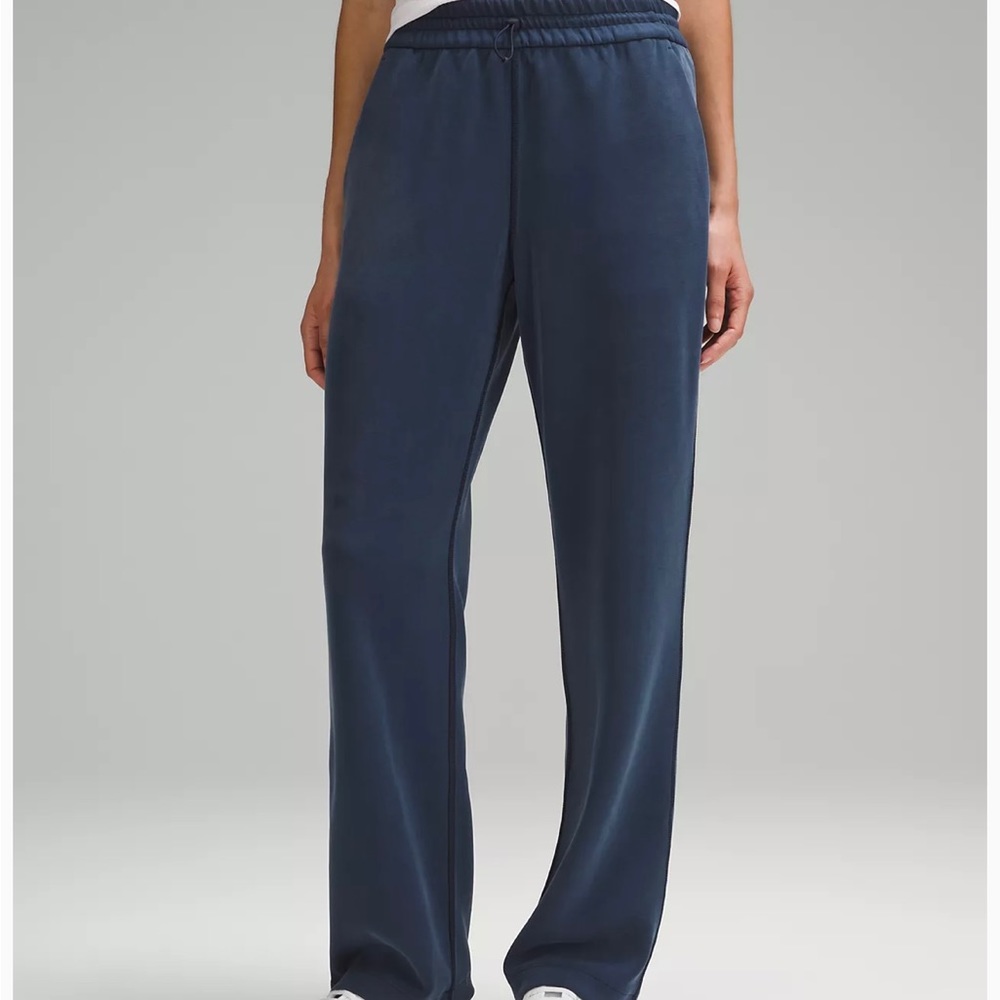 Lululemon Softstreme High-Rise Pant
Regular True Navy